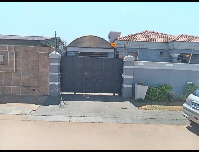 4 BEDROOM HOUSE FOR SALE IN PROTEA GLEN EXT